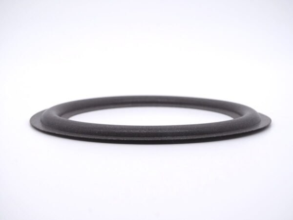 Kit de réparation haut-parleur composé de 2 suspensions caoutchouc garantie à vie 12 cm et d'une colle adaptée. Ce kit facile à installer permet de rénover une paire d'enceintes