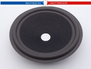 Membrane haut-parleur réalisée en pulpe de cellulose pressée équipée avec une suspension en mousse d'un diamètre extérieur de 25 cm de diamètre pour bobine de 35,5 mm ou plus. Diamètre extérieur 24,9 cm Diamètre découpe pour bobine 35,5 mm Hauteur 51 mm Poids 18 grammes