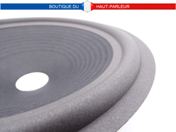 Membrane haut-parleur réalisée en pulpe de cellulose pressée équipée avec une suspension en mousse d'un diamètre extérieur de 25 cm de diamètre pour bobine de 35,5 mm ou plus. Diamètre extérieur 24,9 cm Diamètre découpe pour bobine 35,5 mm Hauteur 51 mm Poids 18 grammes