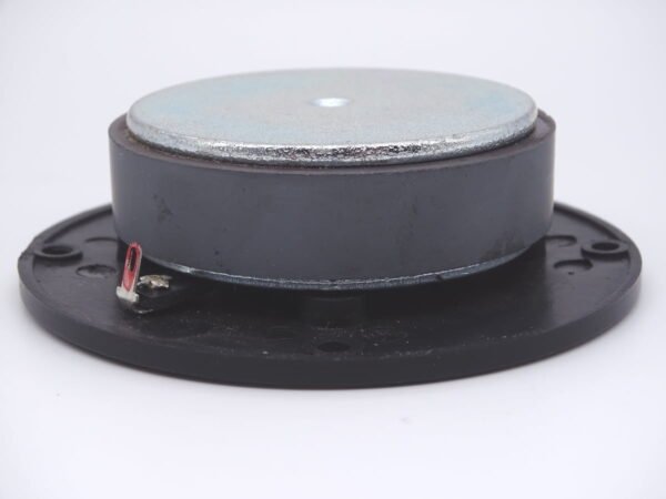 Tweeter Hi-Fi à dôme soie de 25,4 mm de diamètre. Un gros aimant ferrite associé à un diaphragme à dôme soie très léger, procure une excellente finesse des aiguës.
